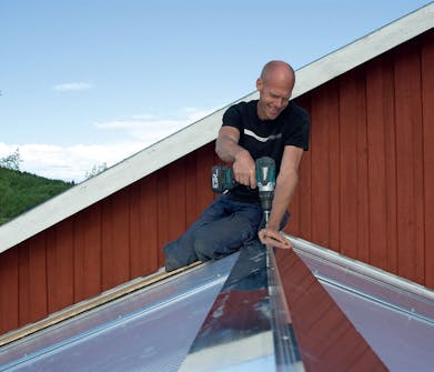 Byg selv udestue: Rygningspladen skrues på Byg selv udestue: Rygningspladen skrues på